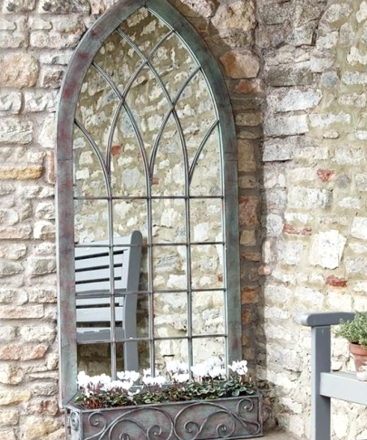 Зеркало-окно в готическом стиле для сада